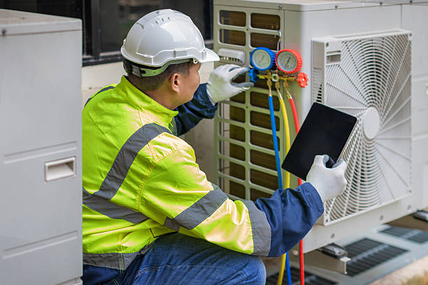 Professional Hvac technician working in Montrose, AL